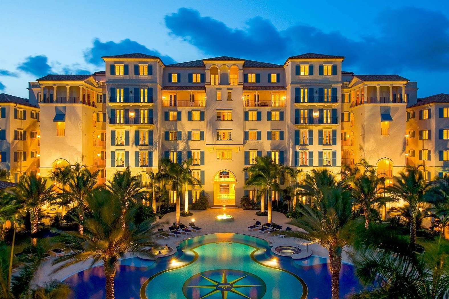 ホテル The Regent Grand グレイス・ベイ エクステリア 写真
